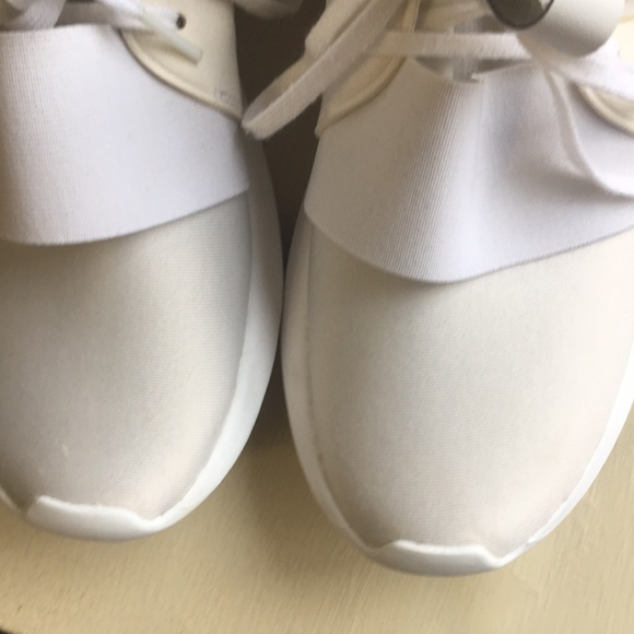 Adidas ladies white Tubular running shoe - Picture 2 of 9